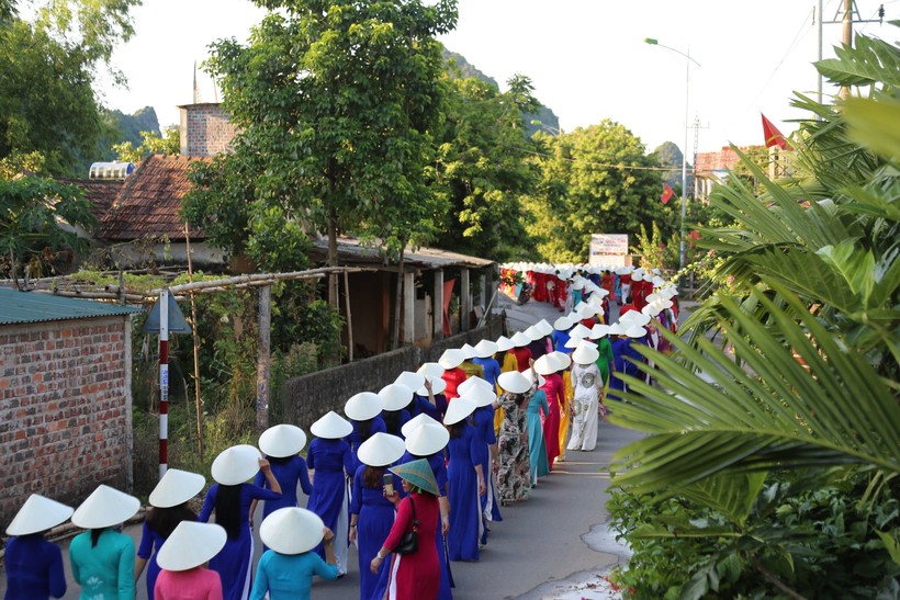 Hơn 500 phụ nữ trình diễn áo dài giữa di sản Phong Nha - Kẻ Bàng ảnh 9