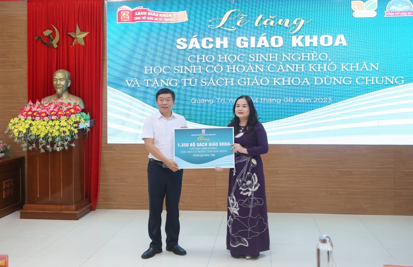 Trao tặng gần 4.000 bộ sách giáo khoa cho học sinh Quảng Trị ảnh 4