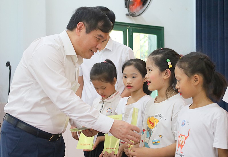 Ban Tuyên giáo Trung ương tặng sách giáo khoa cho học sinh khó khăn Quảng Bình ảnh 2