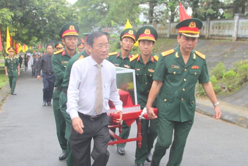 Trưởng Ban Tuyên giáo Tỉnh ủy Quảng Trị - Hồ Đại Nam và đại diện Quân Khu 4 di chuyển hài cốt liệt sĩ về nơi an táng.