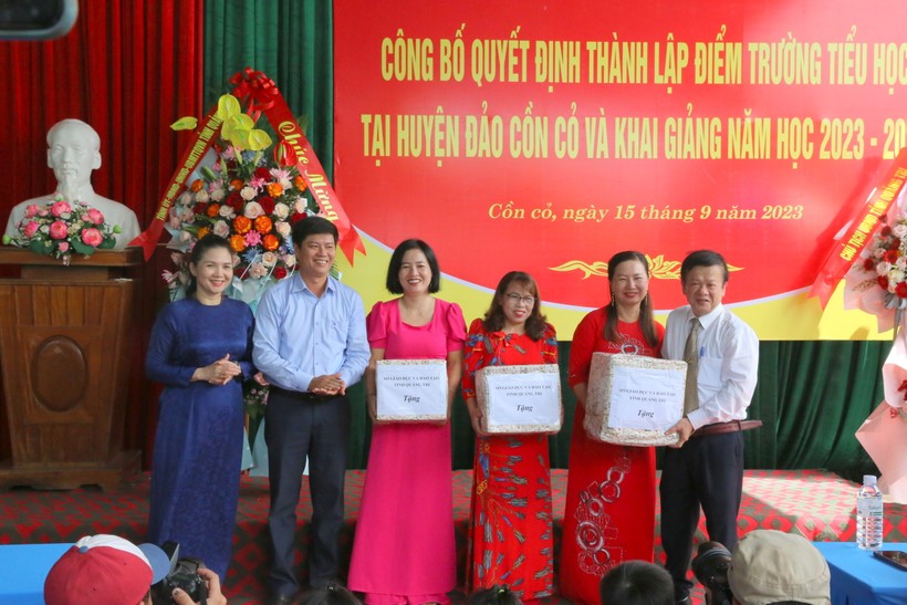 Ông Phan Hữu Huyện, Phó giám đốc Sở GD&ĐT Quảng Trị tặng quà cho nhà trường nhân ngày khai giảng. ảnh 8