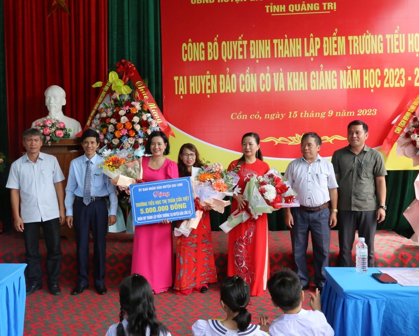 UBND huyện Gio Linh tặng quà đến nhà trường. ảnh 11