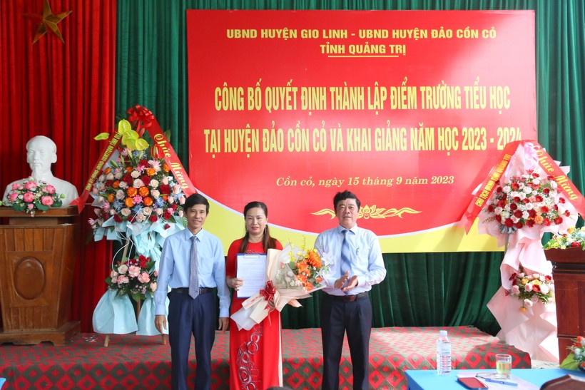 Lãnh đạo UBND huyện Gio Linh và huyện đảo Cồn Cỏ trao quyết định thành lập điểm trường. ảnh 6