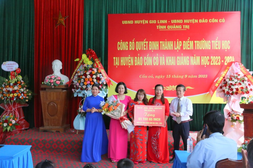 Ông Phan Hữu Huyện, Phó giám đốc Sở GD&ĐT Quảng Trị tặng quà cho nhà trường nhân ngày khai giảng. ảnh 7