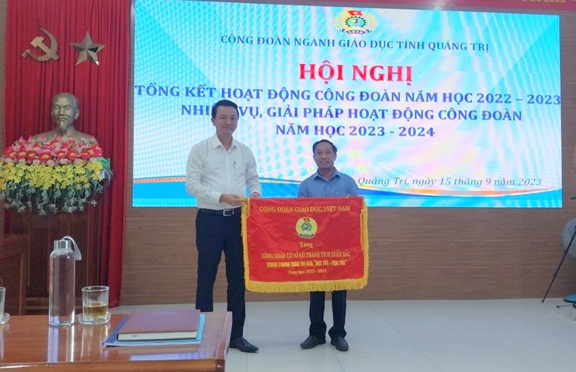 Ông Võ Văn Minh - Phó giám đốc Sở GD&ĐT Quảng Trị trao Cờ thi đua của Công đoàn giáo dục Việt Nam cho các đơn vị. ảnh 1