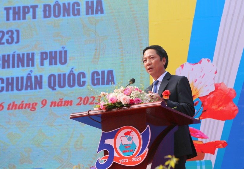 Ông Hoàng Nam - Phó Chủ tịch UBND tỉnh Quảng Trị biểu dương kết quả nhà trường đạt được trong 50 năm. ảnh 5