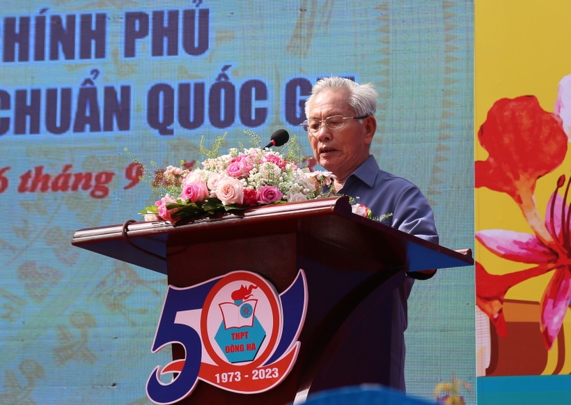 Thầy giáo Dương Hùng, cựu Hiệu trưởng nhà trường bày tỏ niềm vui trước thành tích nhà trường đạt được. ảnh 9