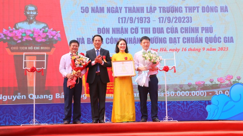 Phó Chủ tịch UBND tỉnh Quảng Trị trao Bằng công nhận đạt chuẩn quốc gia cho trường. ảnh 6