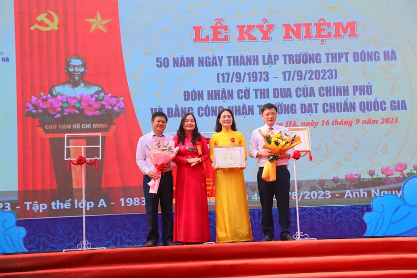 TS Lê Thị Hương - Giám đốc Sở GD&ĐT Quảng Trị trao Bằng khen của Bộ trưởng Bộ GD&ĐT cho Trường THPT Đông Hà. ảnh 7