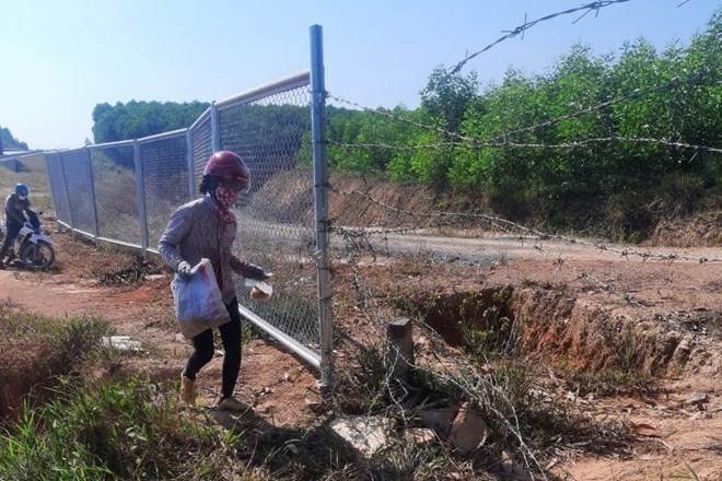 Hàng rào thép gai một số đoạn trên cao tốc Cam Lộ -La Sơn bị tháo dỡ. (Ảnh: HT)