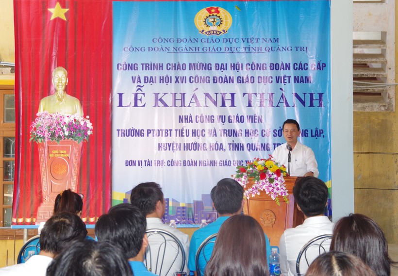 Ông Võ Văn Minh - Phó giám đốc Sở GD&ĐT phát biểu tại Lễ khánh thành nhà công vụ cho giáo viên. ảnh 1