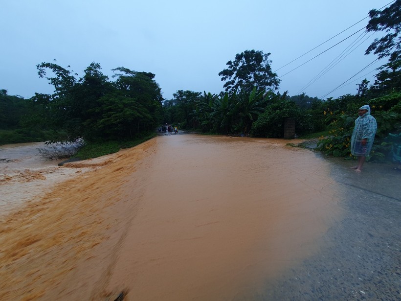 Nước chảy qua cầu tràn tại thôn Húc Ván, xã Húc. ảnh 1