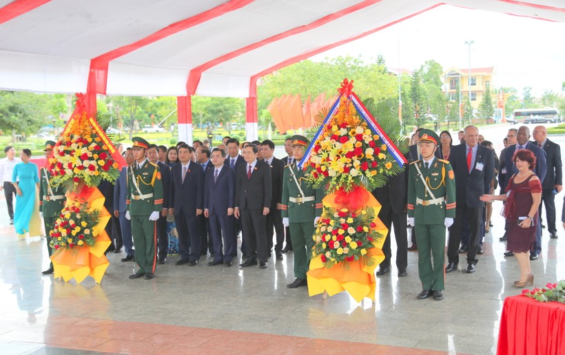 Lãnh đạo 2 nước đặt vòng hoa tưởng niệm lãnh tụ Fidel Castro. ảnh 5