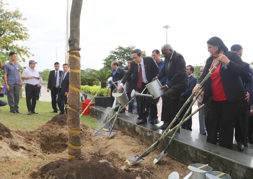 Các đại biểu trồng cây lưu niệm ở công viên Fidel. ảnh 7
