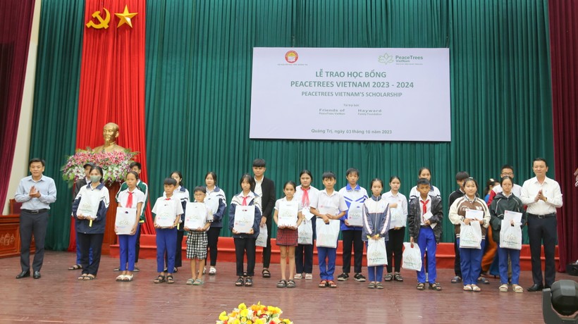 Ông Võ Văn Minh, Phó giám đốc Sở GD&ĐT (bên phải) trao học bổng cho học sinh. ảnh 1