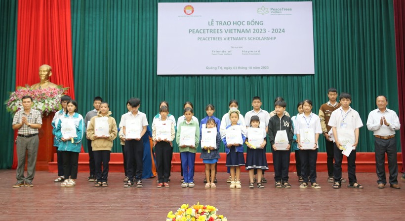 Lãnh đạo Hội Cựu binh tỉnh Quảng Trị tặng học bổng cho học sinh. ảnh 2