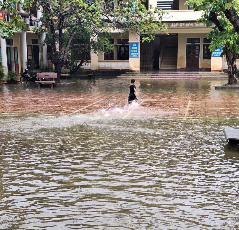 Nước ngập sân trường ở Trường TH&THCS Hải Tân. ảnh 2