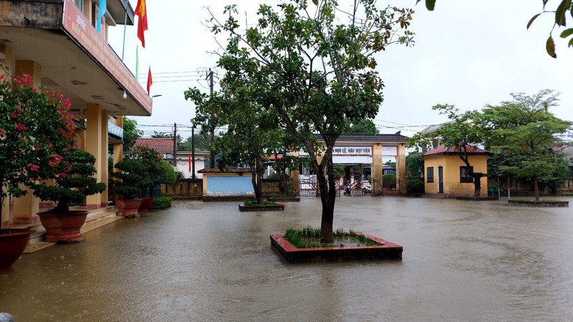 Nước ngập sân trường TH&THCS Hải Hòa, học sinh phải nghỉ học. ảnh 4
