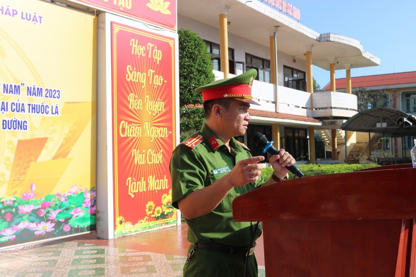 Trung tá Nguyễn Viết Hải chia sẻ nội dung phòng, chống bạo lực học đường.