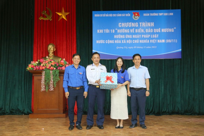 Đại diện nhà trường trao tặng 200 lá cờ Tổ Quốc đến lực lượng Cảnh sát biển.