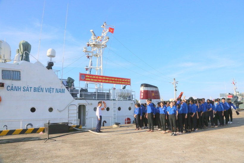 Các đoàn viên, thanh niên và học sinh thăm tàu cảnh sát biển tại Hải đội 202.