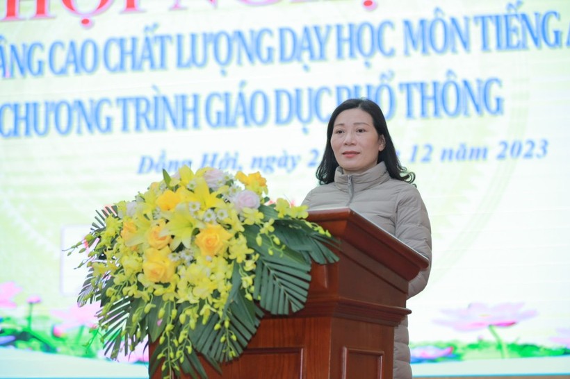 Cô giáo Nguyễn Thị Cúc - Hiệu trưởng Trường THCS số 1 Nam Lý phát biểu tham luận về công tác bồi dưỡng nâng cao chất lượng đội ngũ giáo viên tiếng Anh.