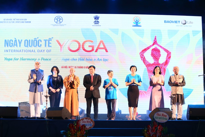 Hà Nội: Màn đồng diễn Yoga độc đáo với gần 1.500 người