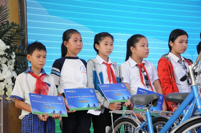 Phần quà là chiếc xe đạp sẽ giúp rút ngắn khoảng cách đến trường của các em