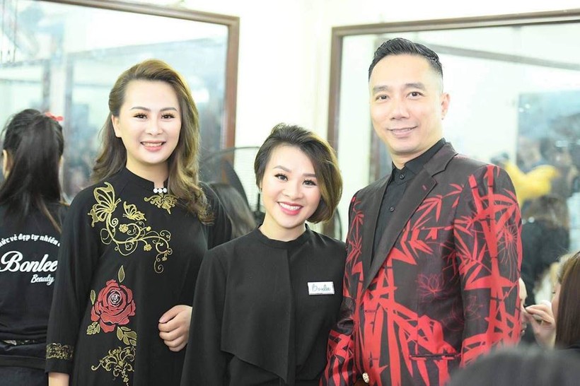 Nhà thiết kế Thảo Giang (ngoài cùng bên trái) và thầy Đỗ Trịnh Hoài Nam (ngoài cùng bên phải)