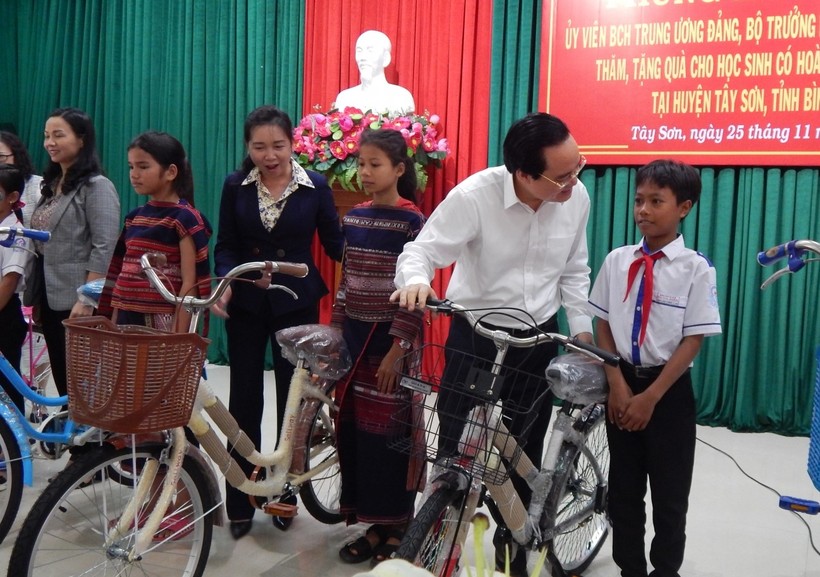  Bộ trưởng Phùng Xuân Nhạ trao tặng xe đạp cho các em học sinh tiểu học có hoàn cảnh khó khăn của một số trường tiểu học.