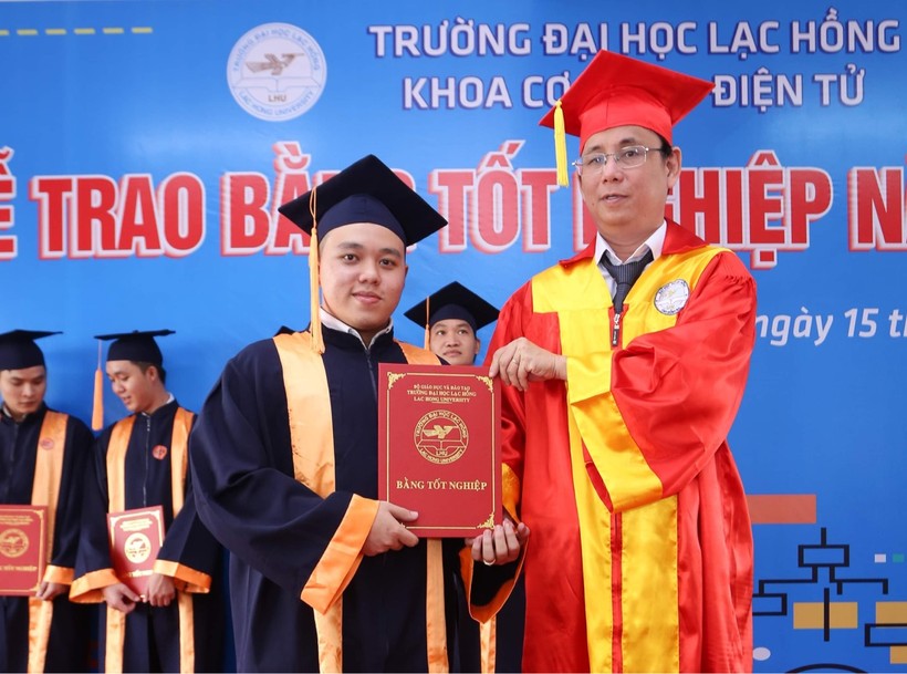 TS Lâm Thành Hiển (phải) trao bằng tốt nghiệp cho SV.