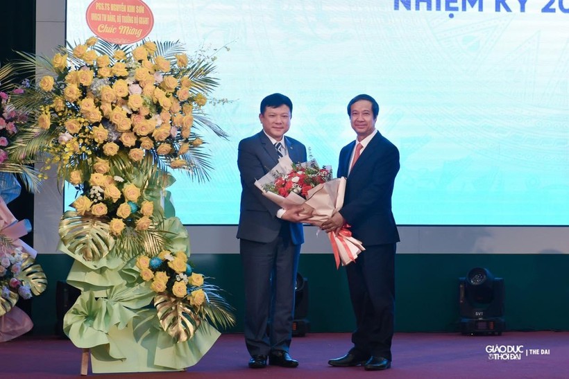 Bộ trưởng Nguyễn Kim Sơn (bên phải) trao Quyết định công nhận Giám đốc ĐH Thái Nguyên nhiệm kỳ 2022-2027 đối với PGS.TS Hoàng Văn Hùng 