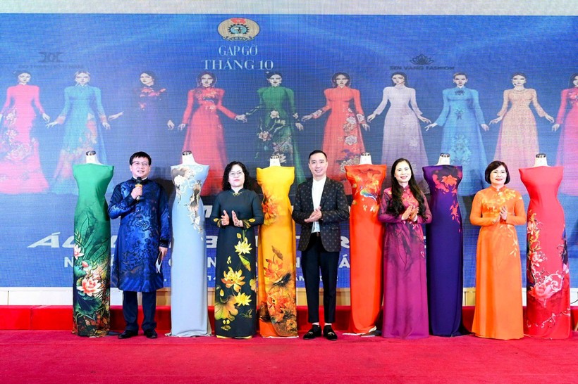 Công đoàn Giáo dục Việt Nam chính thức ra mắt mẫu áo dài biểu trưng của nhà giáo Việt Nam.