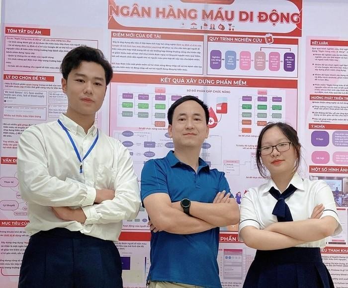 Trần Phong và Trần Mỹ Chi với dự án “Ngân hàng máu di động” dưới sự hướng dẫn của thầy Mai Hồng Kiên (ở giữa).
