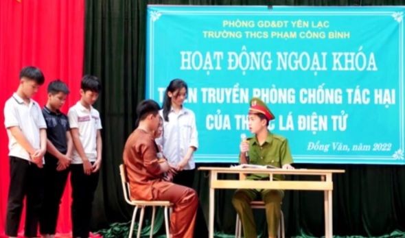 Học sinh Trường THCS Phạm Công Bình diễn kịch về phòng chống tác hại của thuốc lá điện tử