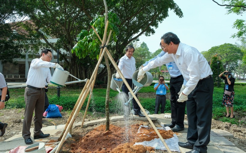  Bộ trưởng Nguyễn Kim Sơn thăm và làm việc với Trường ĐH Cần Thơ ảnh 6