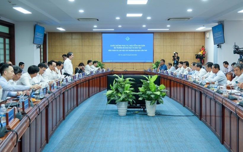  Bộ trưởng Nguyễn Kim Sơn thăm và làm việc với Trường ĐH Cần Thơ ảnh 1