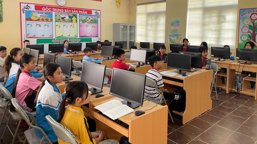 Phòng máy tính phục vụ môn Tin học của thầy và trò Trường Tiểu học Lương Nội (Bá Thước, Thanh Hóa). Ảnh: TG