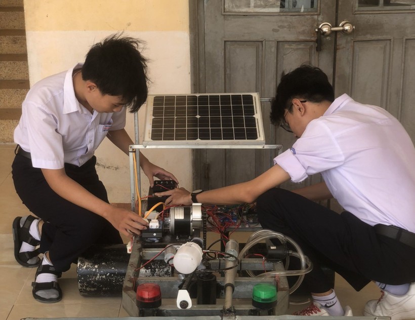 Đặng Duy Minh Quân và Võ Huỳnh Hoàng Nam kiểm tra sản phẩm robot của mình.