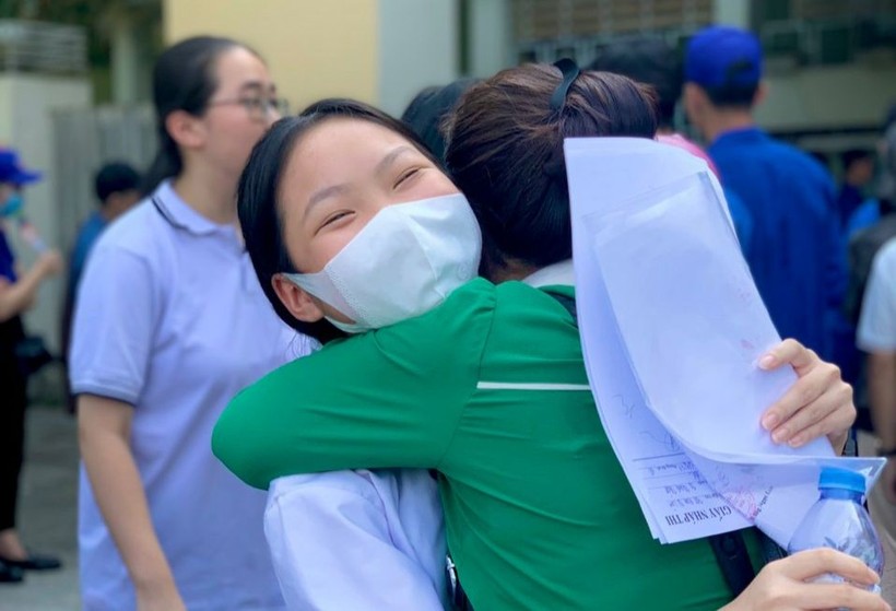 Cái ôm động viên tràn đầy tình yêu thương của cô Ngọc Linh tới học trò của mình sau khi thi xong tại điểm thi Trường THCS Nam Từ Liêm.