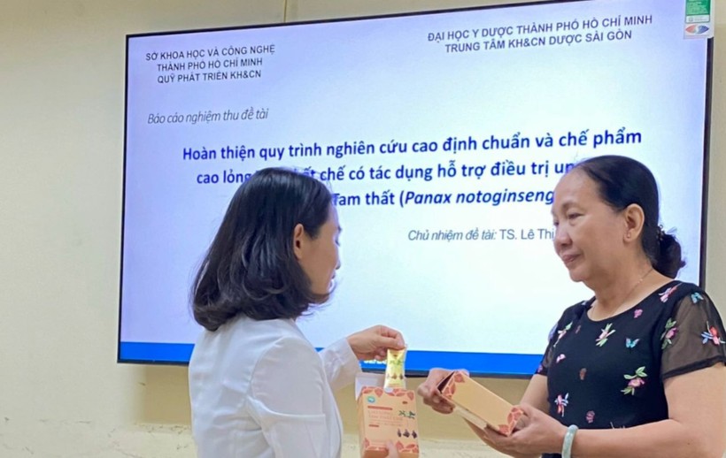 TS Lê Thị Hồng Vân (trái) trao đổi với đại diện hội đồng tư vấn nghiệm thu nhiệm vụ khoa học - công nghệ về kết quả nghiên cứu.