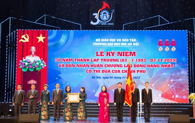 Phó Chủ tịch nước Võ Thị Ánh Xuân trao Huân chương Lao động hạng Nhất cho Trường ĐH Mở Hà Nội.