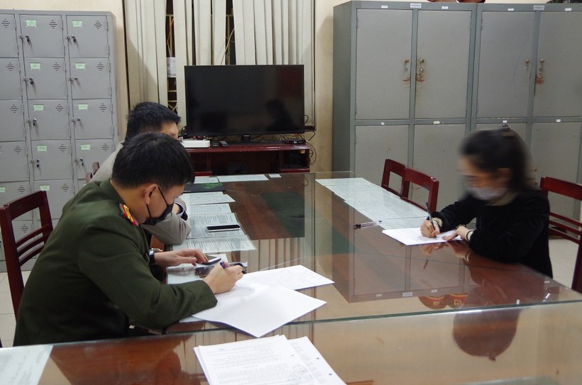 Cơ quan chức năng làm việc với 1 trong số 3 công dân có hành vi đăng tải văn bản giả mạo Công văn của UBND tỉnh Thái Nguyên.