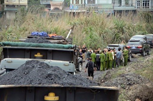 Lực lượng Công an tỉnh Quảng Ninh khám xét hiện trường khai thác than trái phép.