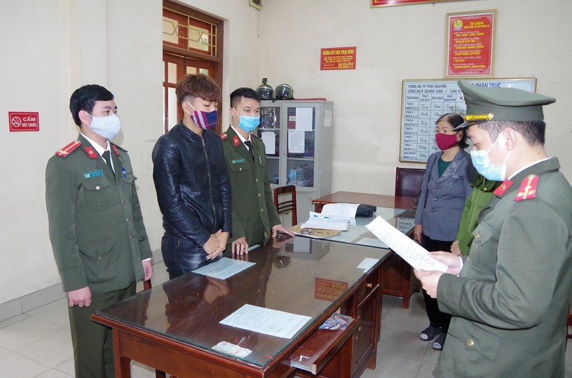 Cơ quan chức năng đọc lệnh bắt đối với Nguyễn Văn Cường. Ảnh: Công an Thái Nguyên 