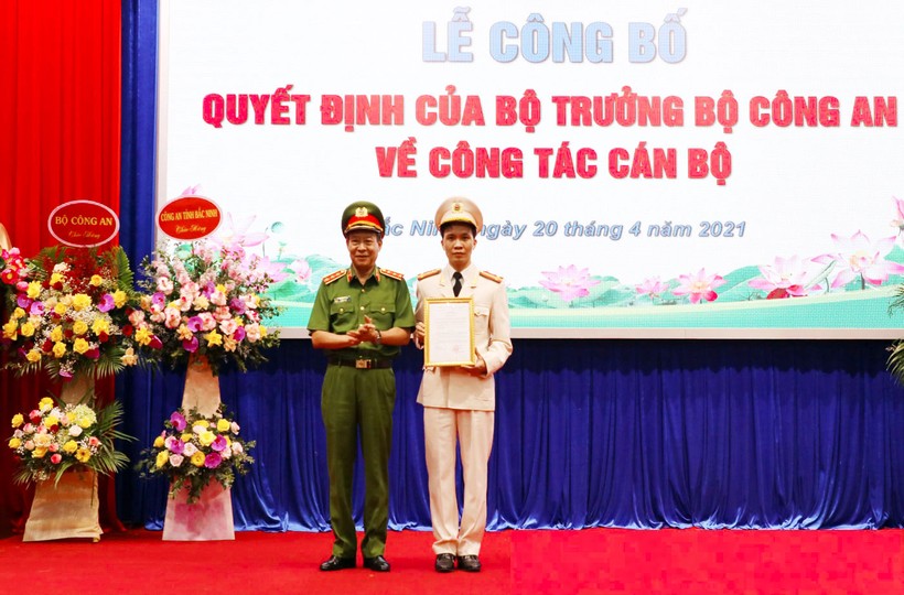 Thứ trưởng Bộ Công an Lê Quý Vương trao Quyết định cho đồng chí Bùi Duy Hưng.