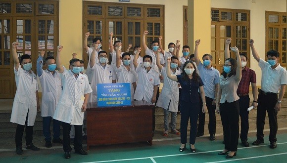 Đoàn cán bộ y tế tỉnh Yên Bái lên đường hỗ trợ Bắc Giang chống dịch.