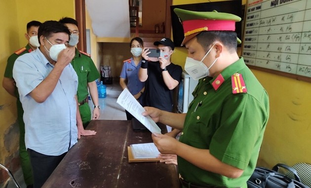 Phòng Cảnh sát kinh tế đọc lệnh bắt tạm giam bị can Hải. Ảnh: Bình Minh.