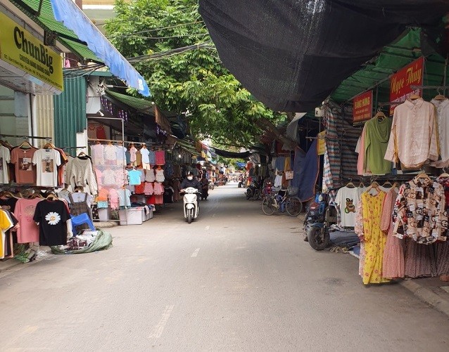 Một góc chợ vải Ninh Hiệp.