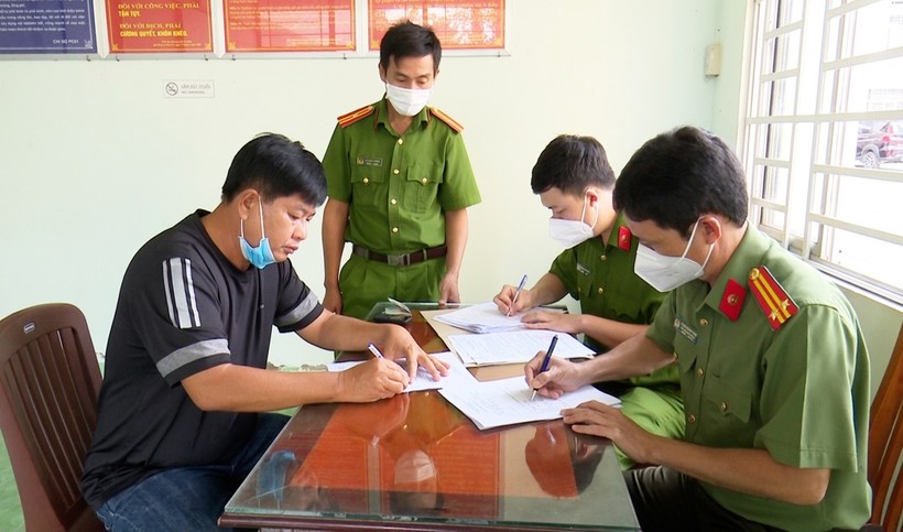 Cơ quan chức năng làm việc với đối tượng Nguyễn Văn Sang (áo đen).